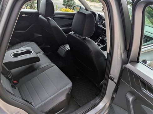 Certified 2025 Volkswagen Jetta SE w/ Sunroof Package FWD image 14