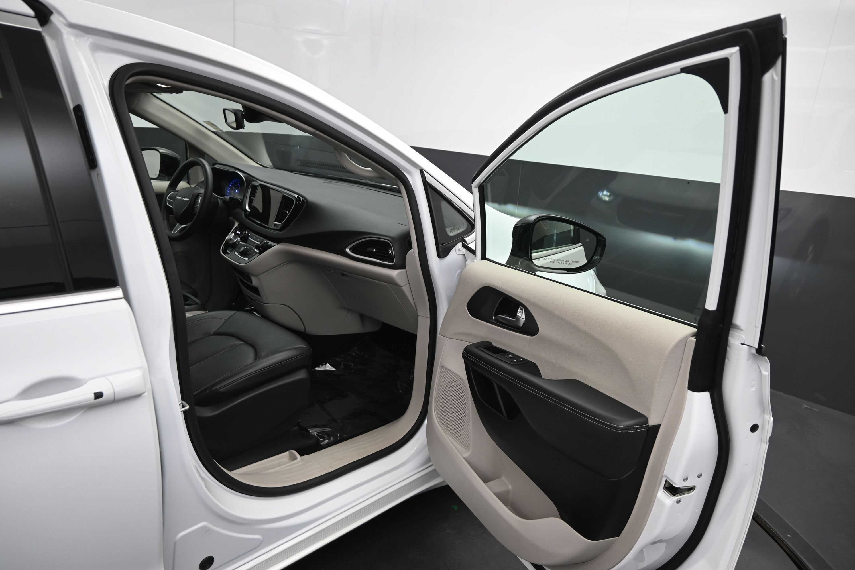 Used 2024 Chrysler Pacifica Touring-L FWD image 14