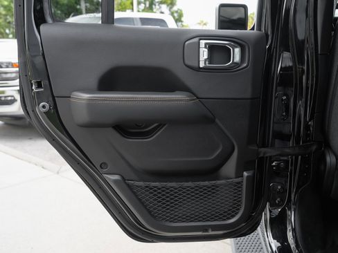 Used 2025 Jeep Wrangler Unlimited Sahara AWD/4WD image 32