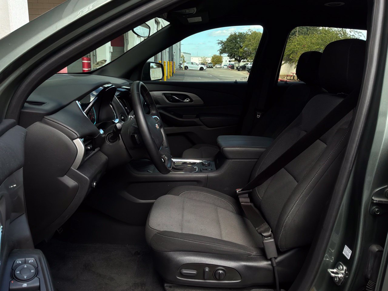 Used 2023 Chevrolet Traverse LT FWD image 10