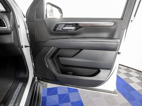 Used 2025 Chevrolet Tahoe LT RWD image 16