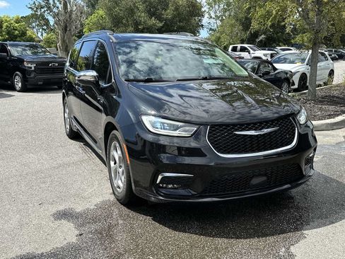 Used 2023 Chrysler Pacifica Limited FWD image 8