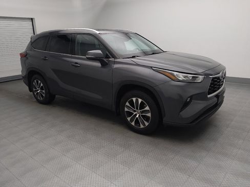 Used 2020 Toyota Highlander XLE AWD/4WD image 11