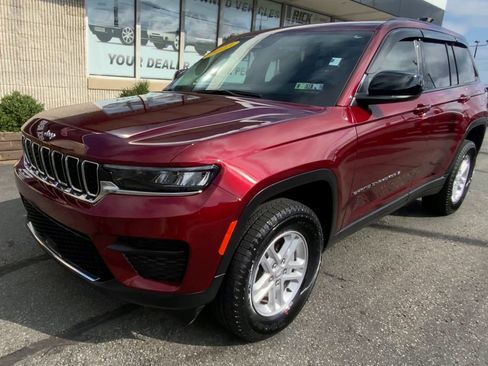 Used 2023 Jeep Grand Cherokee Laredo image 32