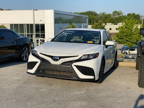 Used 2023 Toyota Camry SE FWD image 3