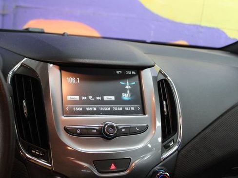 Used 2017 Chevrolet Cruze LT w/ LT Convenience Package FWD image 18