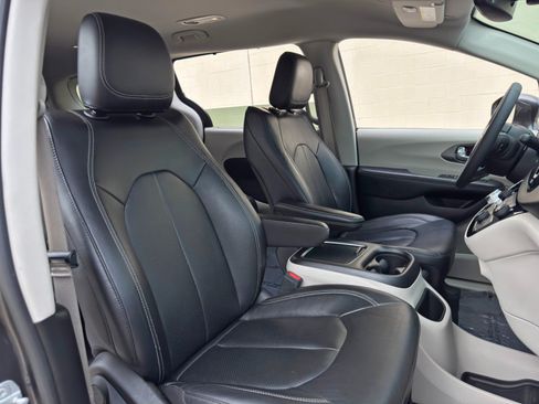 Used 2022 Chrysler Pacifica Touring-L FWD image 35