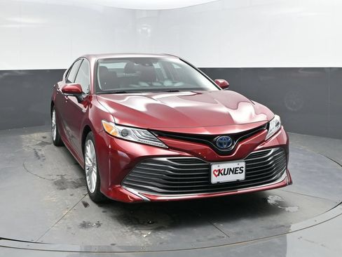 Used 2020 Toyota Camry XLE FWD image 2