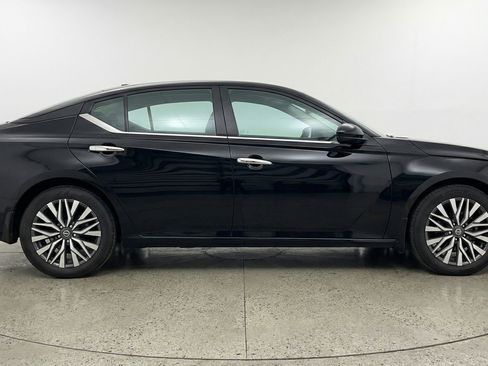 Used 2025 Nissan Altima 2.5 SV image 11