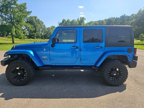 Used 2015 Jeep Wrangler Unlimited Sahara AWD/4WD image 9