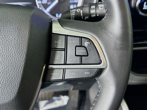 Used 2024 Toyota Highlander XLE image 17