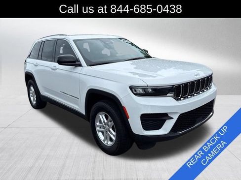 Certified 2023 Jeep Grand Cherokee Laredo AWD/4WD image 3