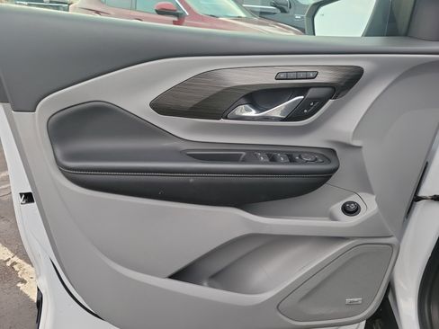 Used 2024 GMC Terrain SLT w/ Infotainment Package II image 17