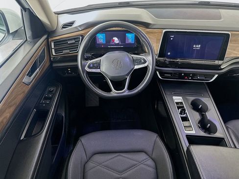 Used 2024 Volkswagen Atlas SE image 4