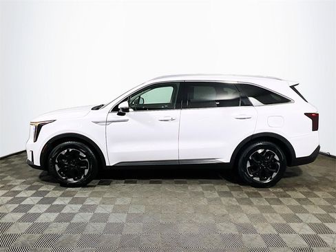Used 2024 Kia Sorento S image 5