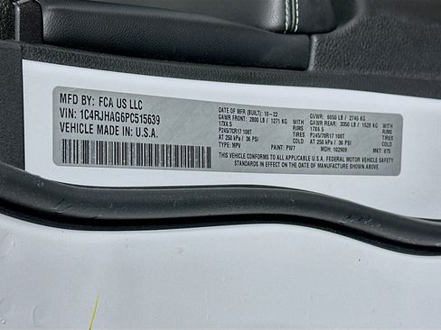 Used 2023 Jeep Grand Cherokee Laredo image 12