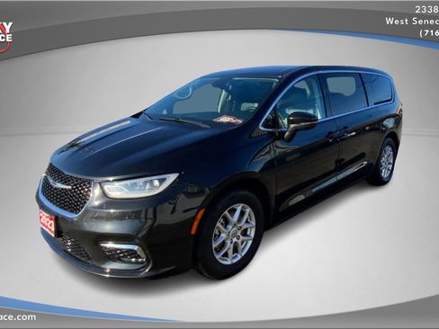 Used 2023 Chrysler Pacifica Touring-L image 1