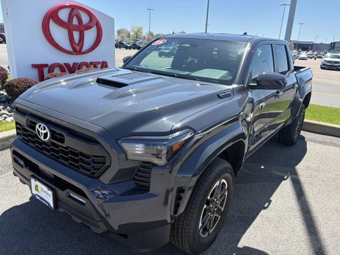 Used 2025 Toyota Tacoma TRD Sport AWD/4WD image 10