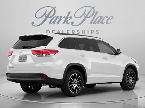 Used 2018 Toyota Highlander LE FWD image 3
