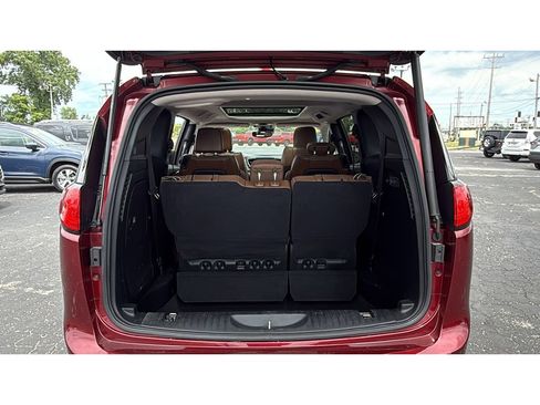 Used 2017 Chrysler Pacifica Limited w/ Advanced Safetytec Group FWD image 7