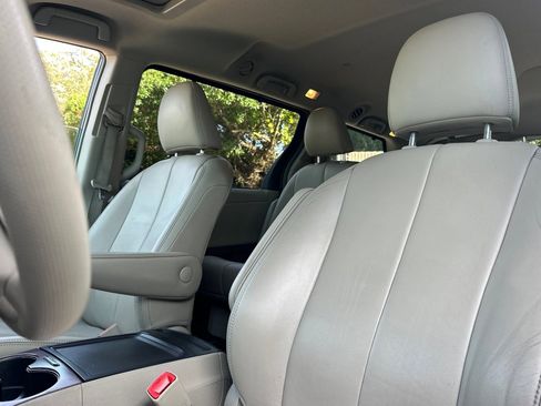 Used 2013 Toyota Sienna XLE image 22