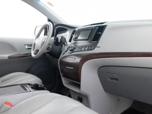 Used 2014 Toyota Sienna XLE AWD/4WD image 28