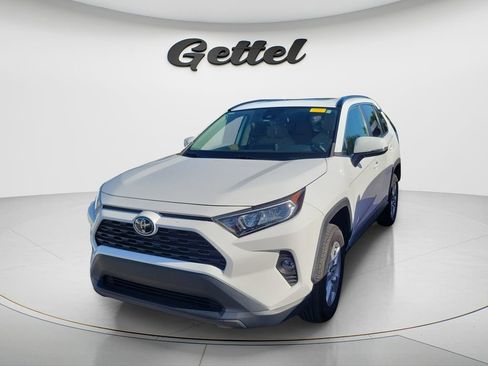 Used 2021 Toyota RAV4 XLE w/ Convenience Package FWD image 2