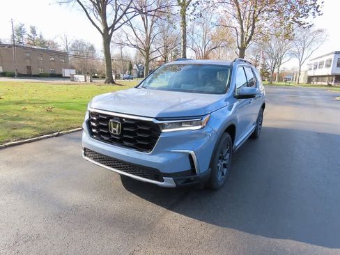 New 2025 Honda Pilot Touring image 1