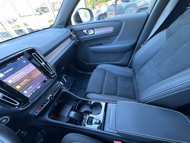 Certified 2025 Volvo XC40 B5 Plus AWD/4WD image 22