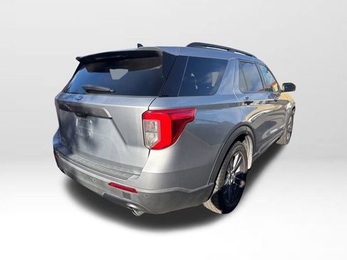 Used 2022 Ford Explorer XLT w/ Equipment Group 202A image 4