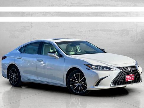 Used 2025 Lexus ES 350 w/ Premium Package FWD image 2