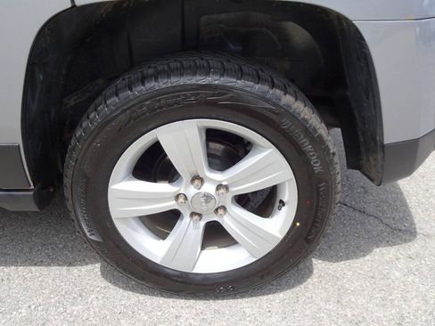 Used 2016 Jeep Patriot Latitude AWD/4WD image 10