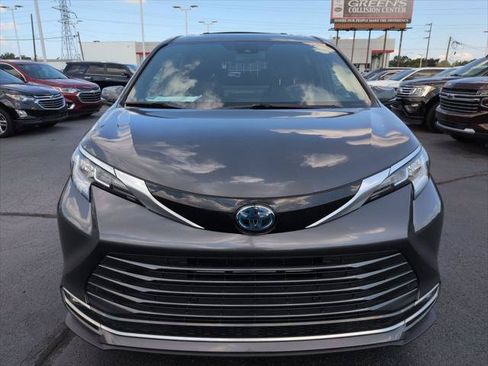 Certified 2025 Toyota Sienna Limited AWD/4WD image 8