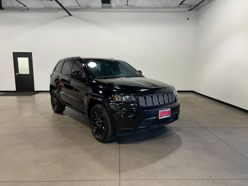Used 2022 Jeep Grand Cherokee Laredo X image 1