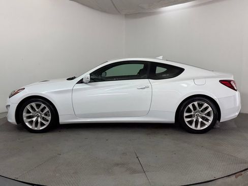 Used 2015 Hyundai Genesis 3.8 RWD image 4