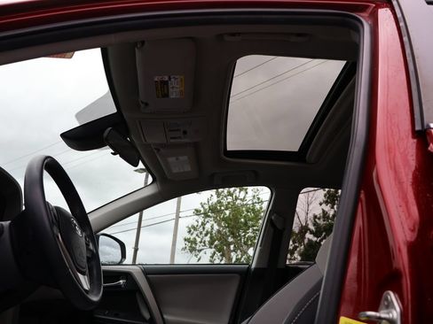 Used 2018 Toyota RAV4 XLE AWD/4WD image 28