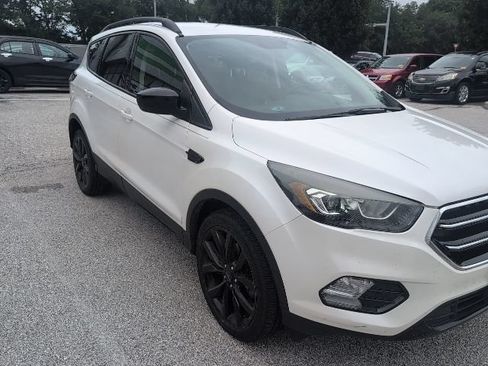Used 2017 Ford Escape SE w/ SE Sport Appearance Package AWD/4WD image 3