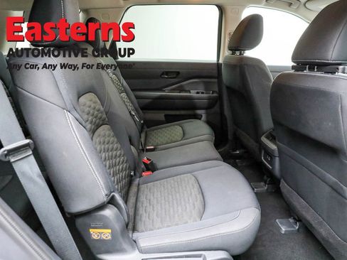 Used 2024 Nissan Pathfinder S image 22