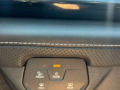 Used 2025 Volkswagen Atlas SE AWD/4WD image 7