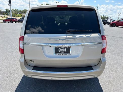 Used 2013 Chrysler Town & Country Touring-L w/ Driver Convenience Group FWD image 4