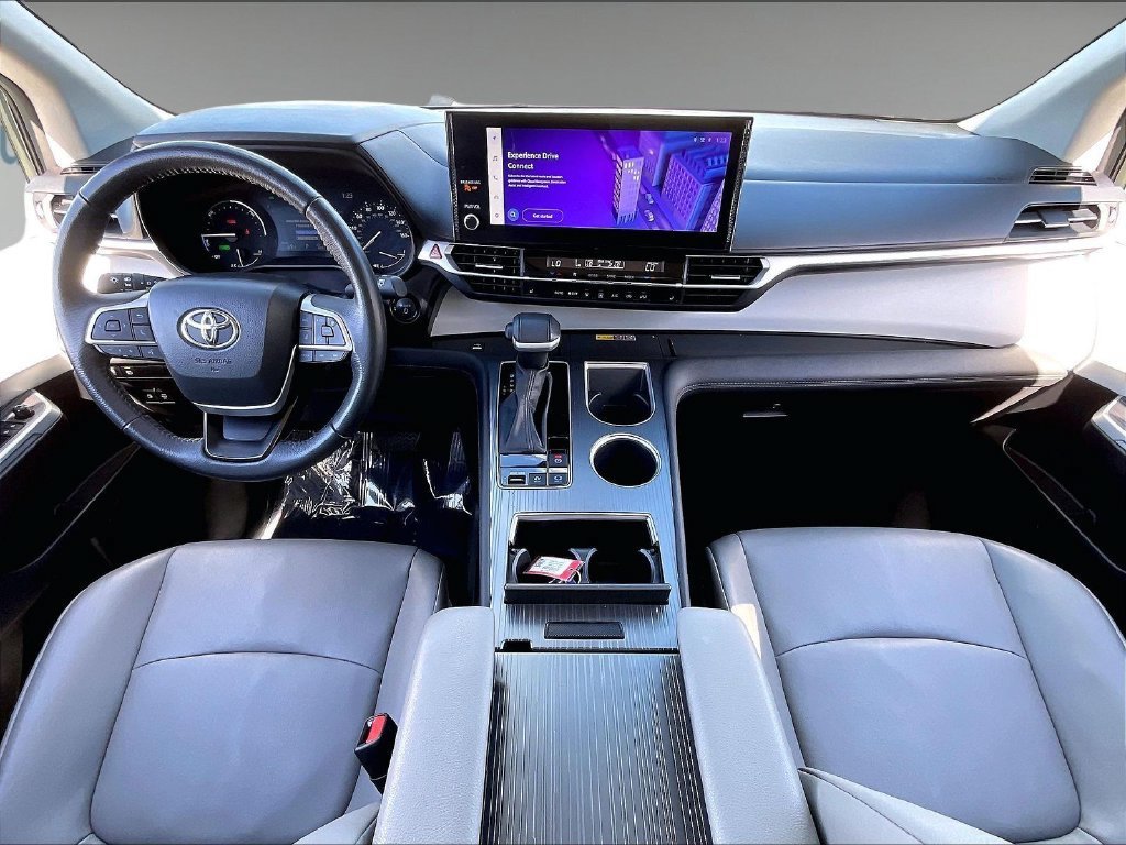 Used 2025 Toyota Sienna XLE FWD image 21