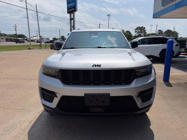 Used 2024 Jeep Grand Cherokee Altitude AWD/4WD image 3
