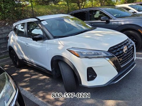 Used 2022 Nissan Kicks SR w/ Premium Package FWD image 3