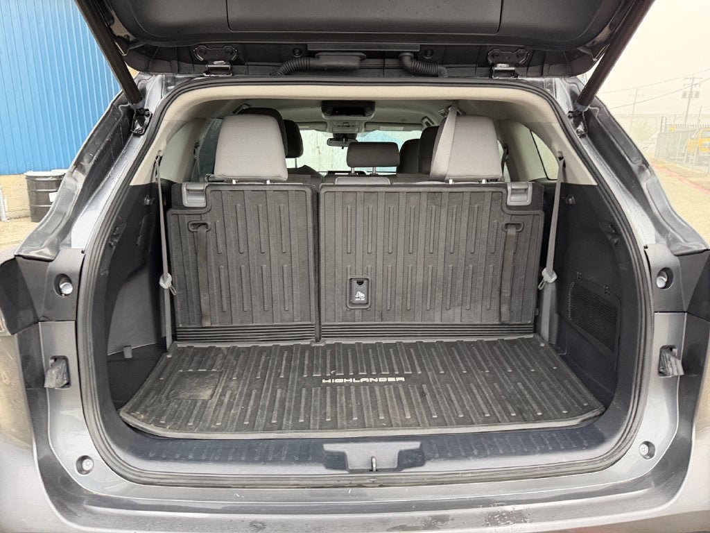 Used 2023 Toyota Highlander LE FWD image 22