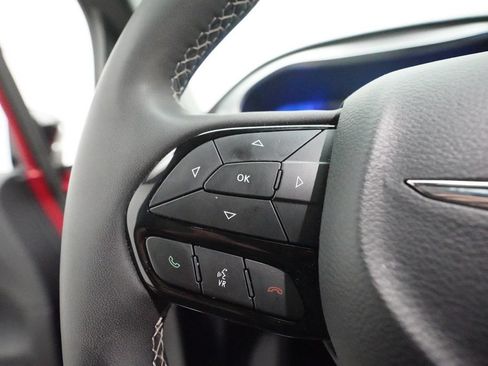 Used 2025 Chrysler Pacifica Limited FWD image 18