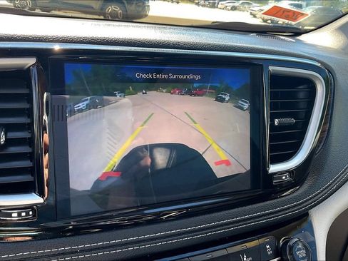 Used 2023 Chrysler Pacifica Limited FWD image 21
