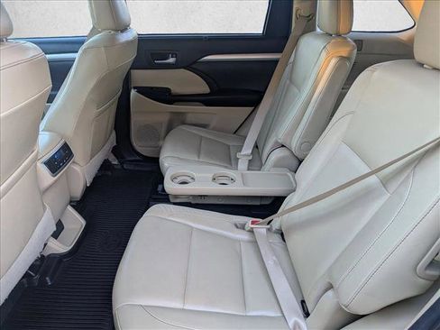 Used 2017 Toyota Highlander XLE image 18