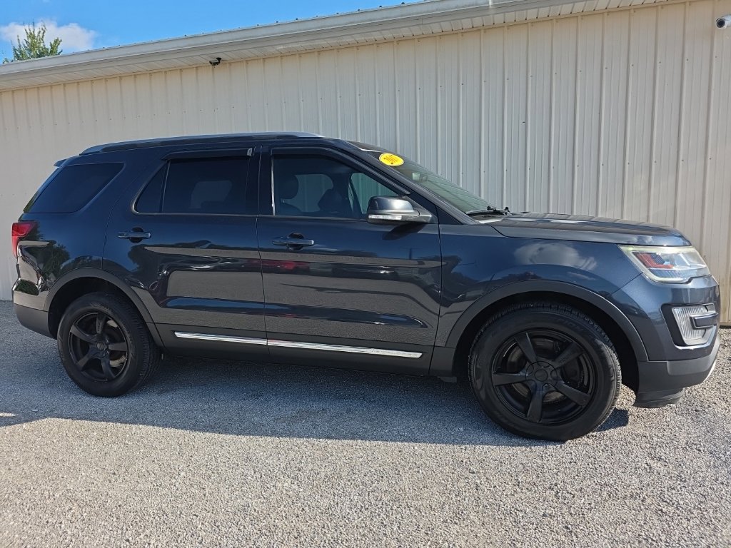 Used 2017 Ford Explorer XLT w/ Equipment Group 202A AWD/4WD image 2