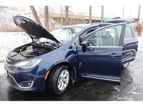 Used 2017 Chrysler Pacifica Touring-L w/ Tire & Wheel Group image 18