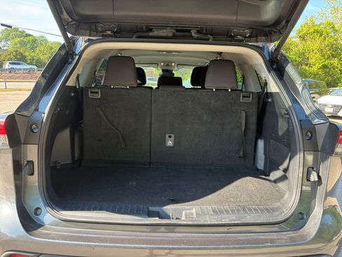 Used 2025 Toyota Highlander LE FWD image 32
